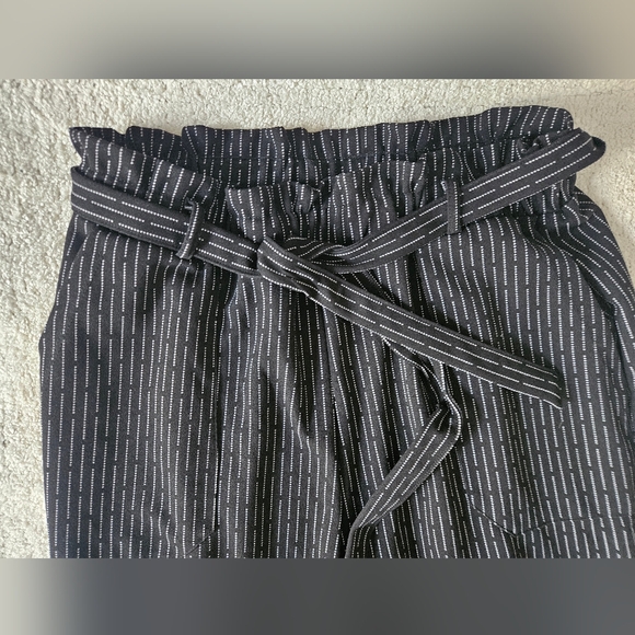 LARK & GREY Black Pinstripe Paperbag Wide Leg Pants | SZ M - Picture 3 of 6